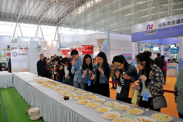 展會現場觀眾品嘗挑戰吉尼斯世界記錄的奶酪